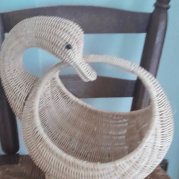 Vintage wicker swan basket, duck basket, magazine basket, vintage decor, boho - Picture 5 of 5